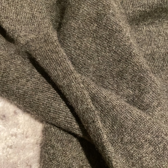 Everlane Men's Cashmere V-Neck Sweater size Large Olive Green - Picture 8 of 8